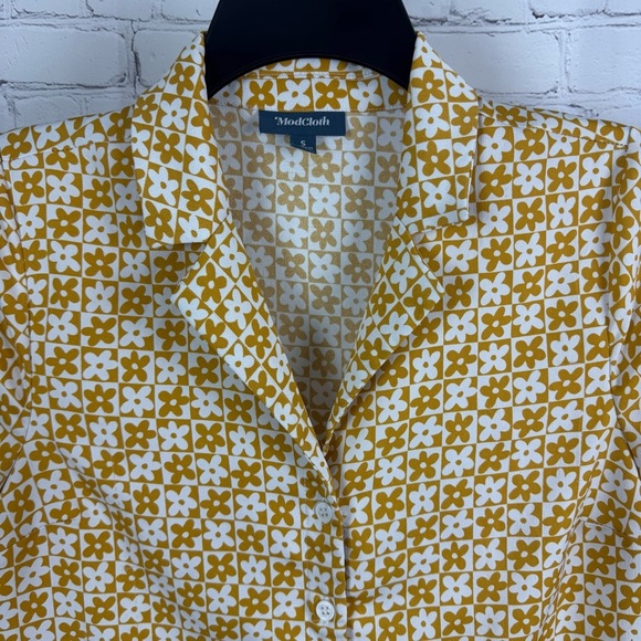 Modcloth Yellow and White Daisy Floral Print Button Up Shirt Size Small - Picture 3 of 7